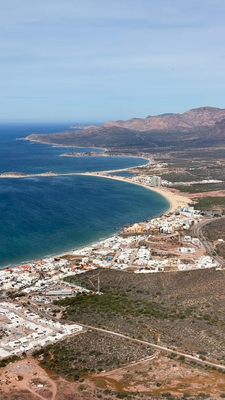 Vista aérea real de San Carlos, Sonora, con el Cerro Tetakawi y la bahía